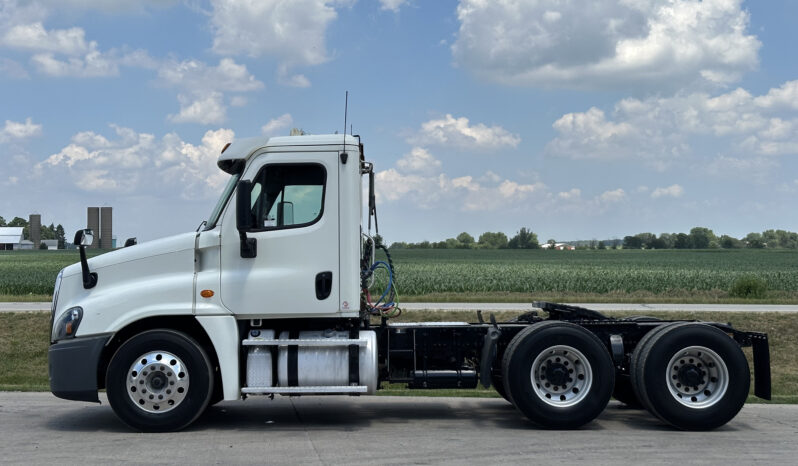 2015 Freightliner Cascadia 125 full