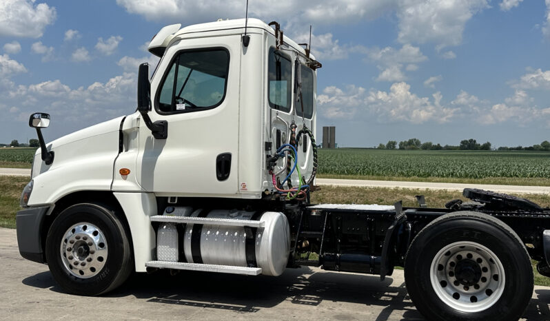 2015 Freightliner Cascadia 125 full