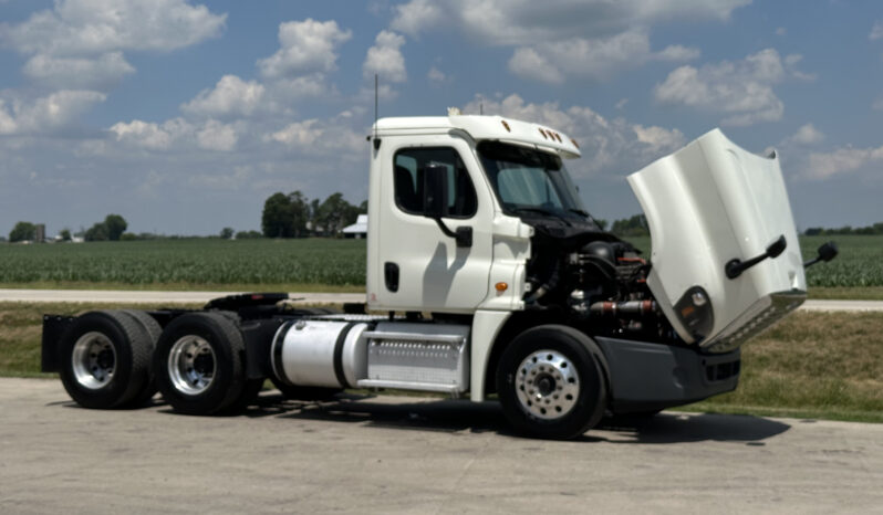 2015 Freightliner Cascadia 125 full