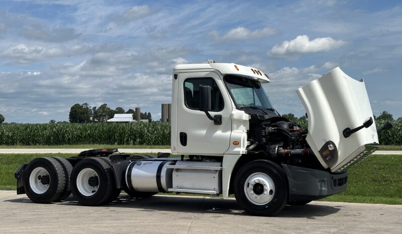 2015 Freightliner Cascadia 125 full