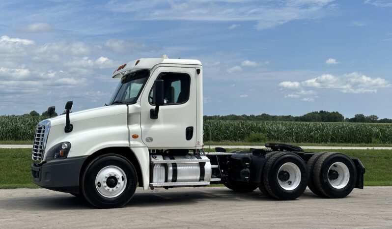 2015 Freightliner Cascadia 125 full