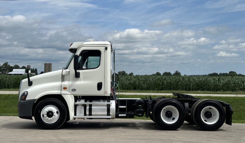 2015 Freightliner Cascadia 125 full