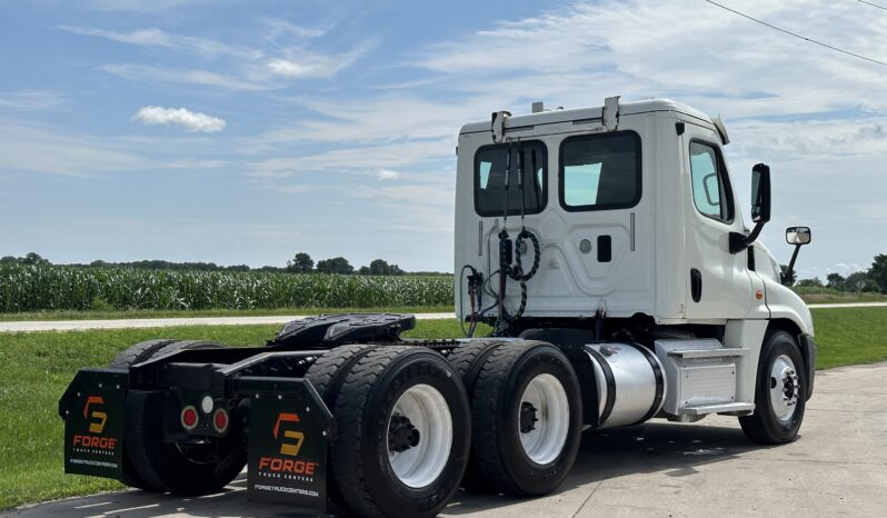 2015 Freightliner Cascadia 125 full